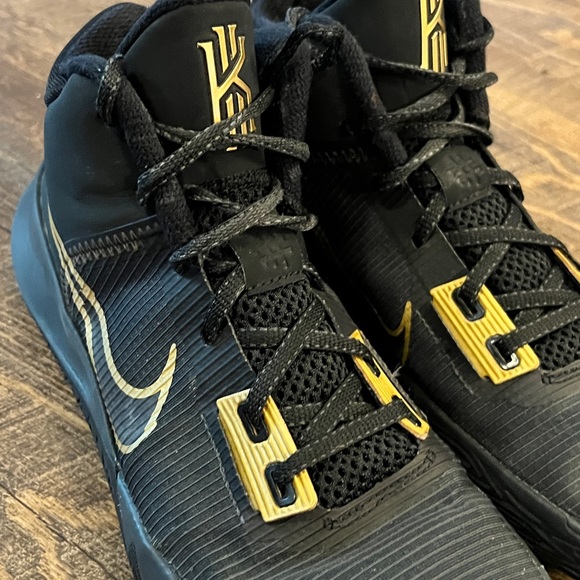 Kyrie Irving Flytrap 4 black and gold basketball shoes Men’s Size 8.5 - Picture 4 of 12